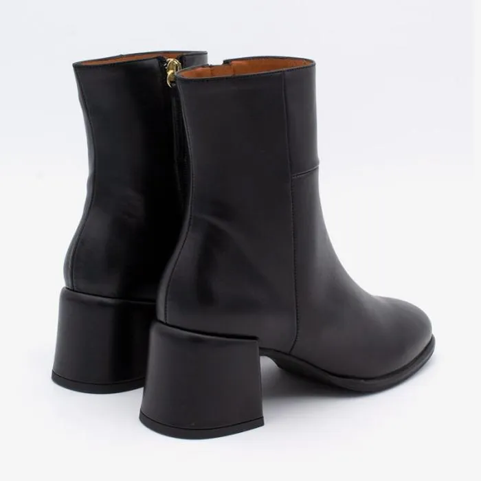 ngel Alarcn Boots And Booties Woman YTIMIA 8211 Leather Ankle Boots With Rounded Toe Wide Heel And Zipper