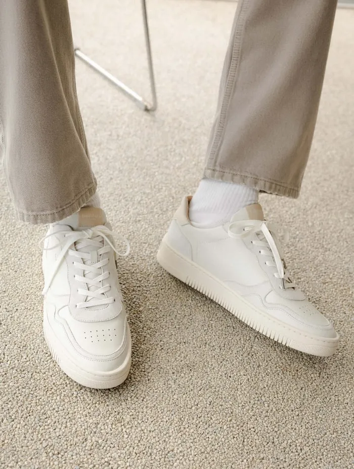 Travis Off White and Foam Men Bobbies Sneakers